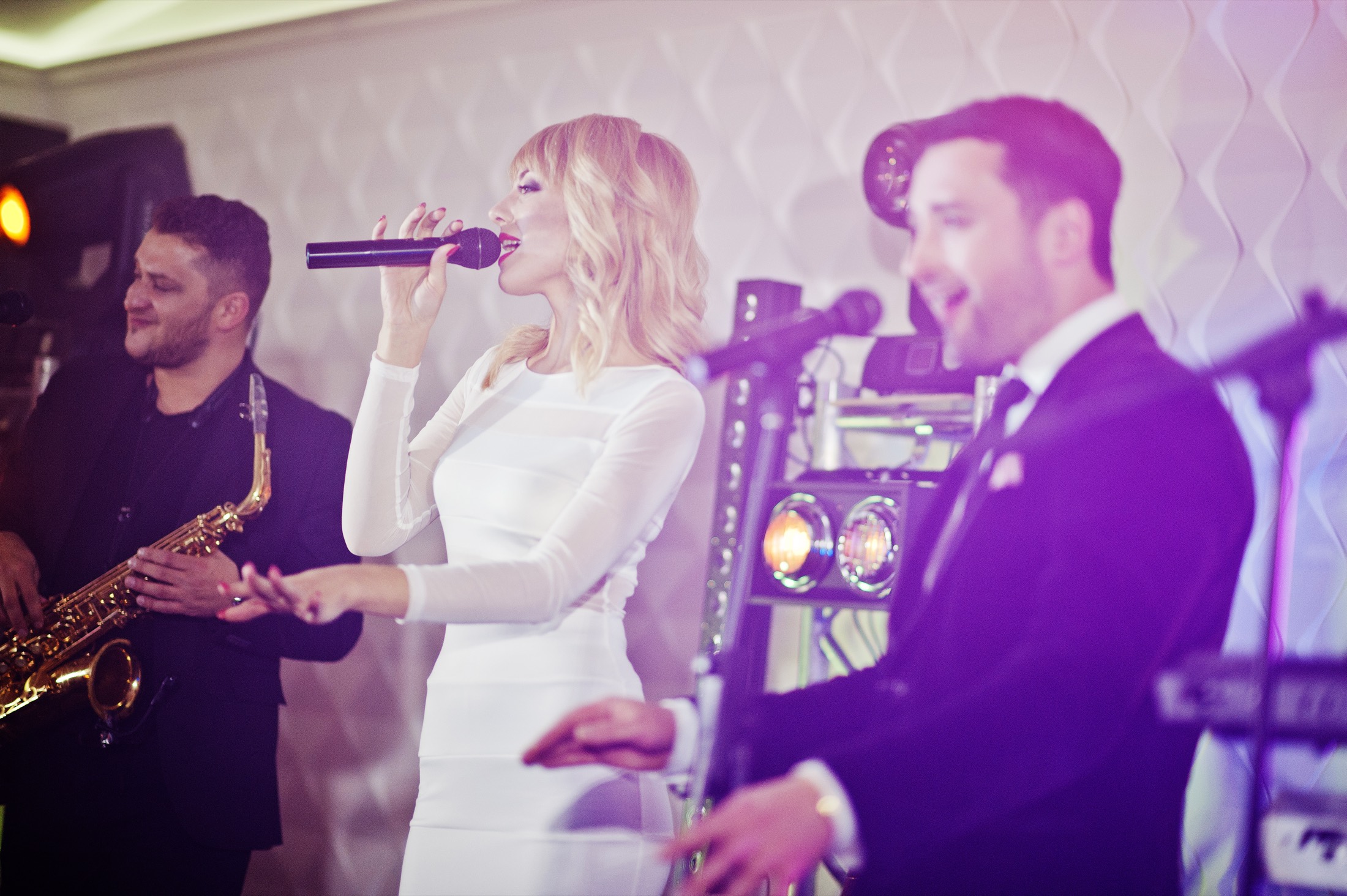 Banda actuando en un evento