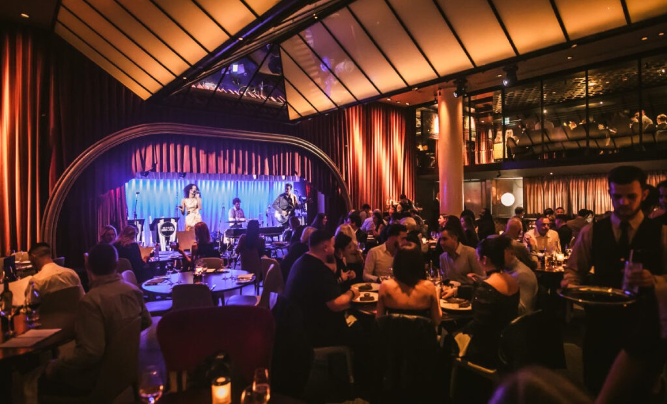 Restaurante o sala con música en directo